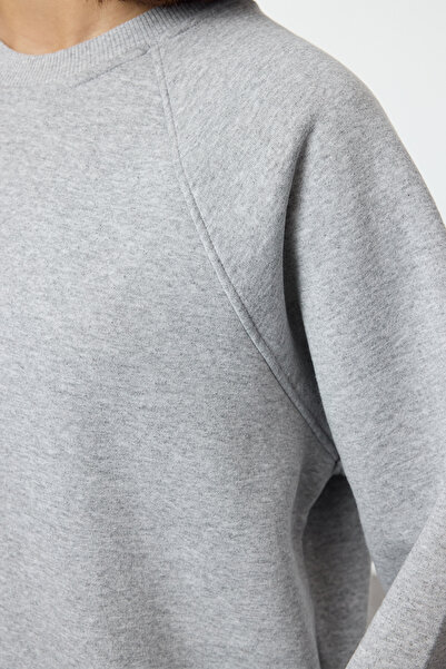 Trendyol Collection Gray Melange Relaxed/Comfortable Fit Basic Raglan Sleeve Crew Neck Knitted Sweatshirt Twoaw24Sw00104