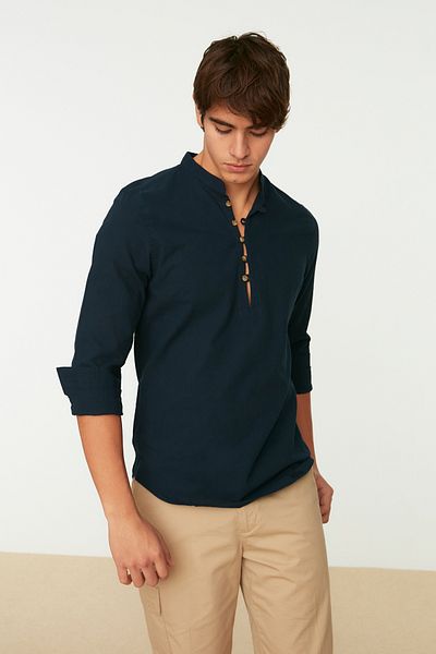 Trendyol Collection Marineblaues Slim Fit-Hemd mit vorspringendem Kragen – 100 % Baumwolle, halbe Knopfleiste, geknöpft TMNSS20GO0097