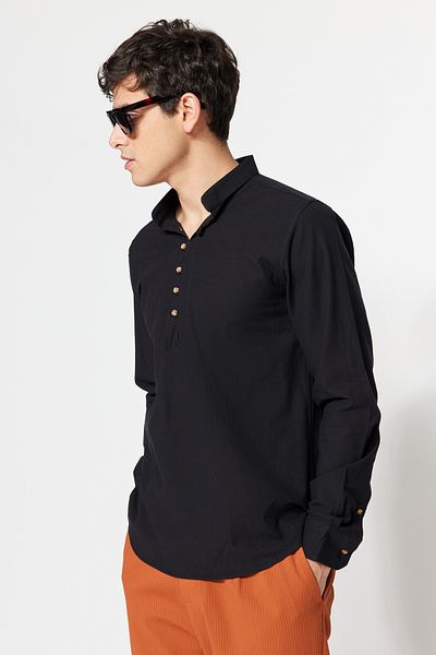Trendyol Collection Černá košile Slim Fit s převládajícím límečkem – 100% bavlna, poloviční léga, zapínání TMNSS20GO0097