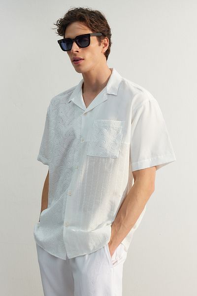 Trendyol Collection Brode Blocked Weißes Oversize-Sommerhemd - Limitierte Auflage TMNSS23GO00135