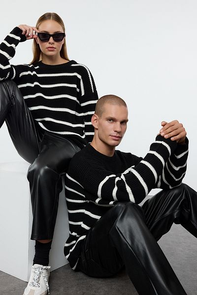 Trendyol Collection Pulover negru cu dungi pentru cuplu TWOAW23KZ00720