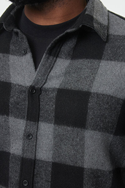 Trendyol Collection Μαύρο χειμερινό καρό πουκάμισο ξυλοκόπος μεγάλου μεγέθους Regular Fit TMNAW25AX00008