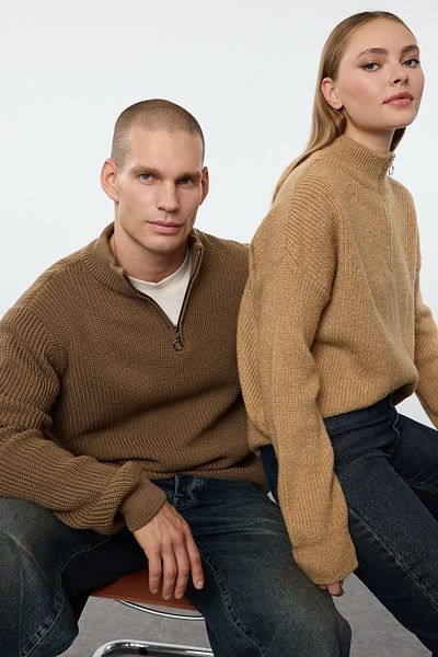 Trendyol Collection Weich strukturierter Camel-Paar-Strickpullover mit Reißverschluss – TWOAW20XS0009