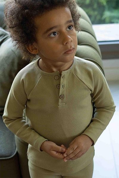 Little Gusto سويت شيرت قصير للأطفال من القطن العضوي الكاكي