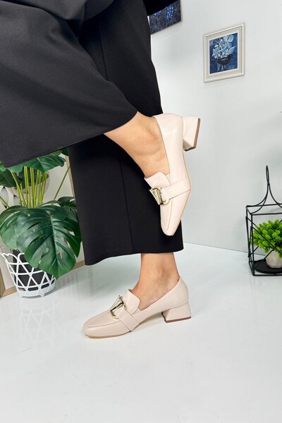 İmerShoes Жіночі мокасини бежевого кольору з пряжкою V-подібною застібкою та зшиванням носка 701