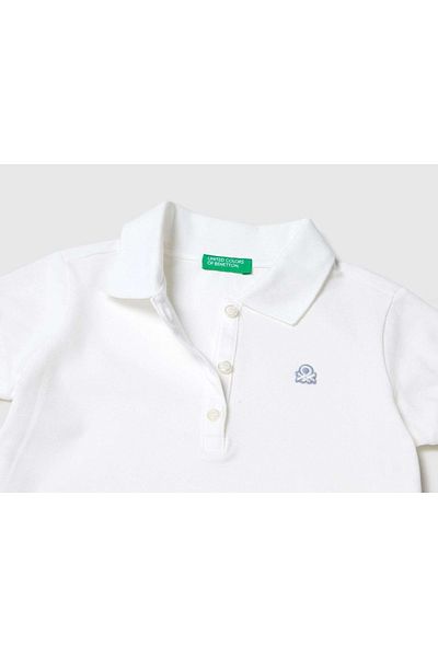 United Colors of Benetton تي شيرت بيكيه بولو بشعار أبيض للفتيات
