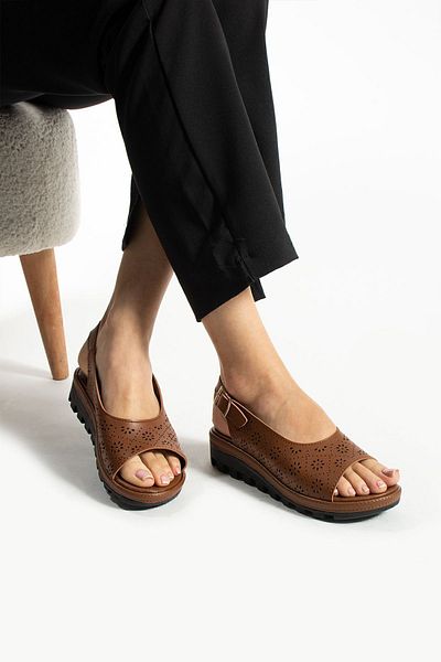 Moda Devrin Σανδάλια με αγκράφα με άνετη ανατομική σόλα Tan Flat