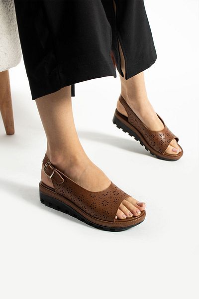 Moda Devrin Σανδάλια με αγκράφα με άνετη ανατομική σόλα Tan Flat
