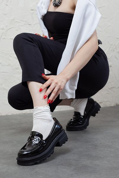 Adım Adım Loafer de damă din piele lacuită cu talpă groasă cu accesorii metalice