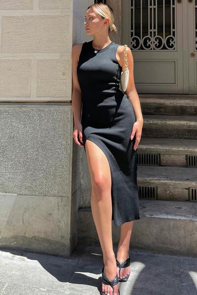 Swist Schwarzes Strickkleid für Damen mit tiefem Schlitz und Nullärmeln