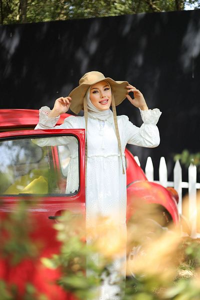 PİNK FLY Rochie Hijab Brode Albă - Detaliu cu ciucuri și dantelă