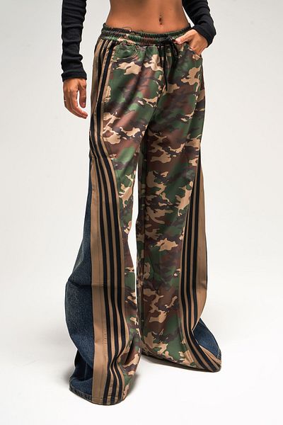 its basic Bunte Damenhose aus Camouflage-Denim – fragmentiertes Design