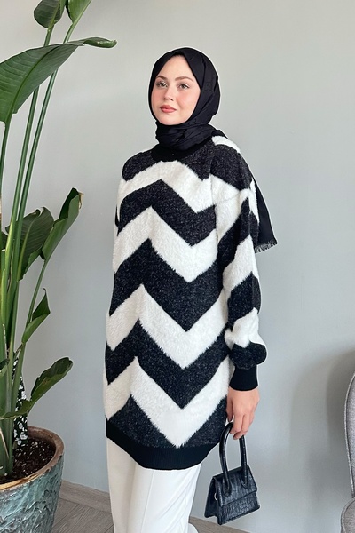 InStyle Černý chlupatý pletený svetr se vzorem V