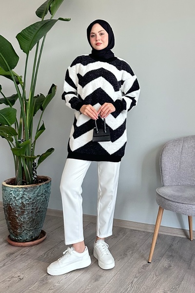 InStyle Černý chlupatý pletený svetr se vzorem V