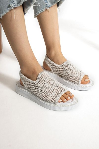 Moda Devrin صندل أبيض منسوج من القش