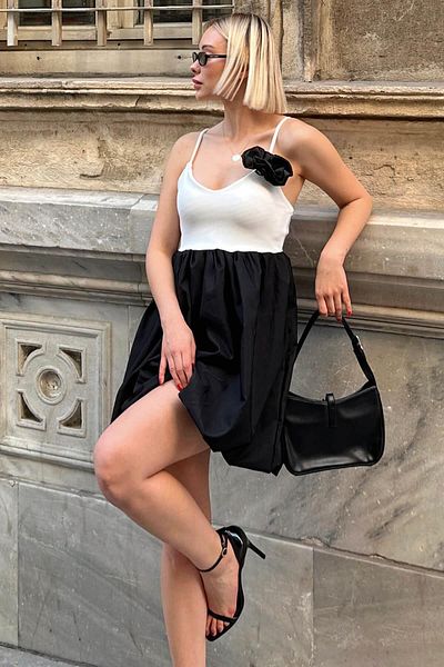 Swist Minikleid für Damen in Weiß mit Ballonrock und Rosendetail - Seilriemen