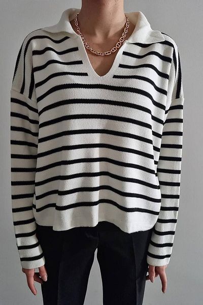 Butik Pulover alb pentru tricotaje cu mânecă lungă în dungi cu gât polo pentru femei