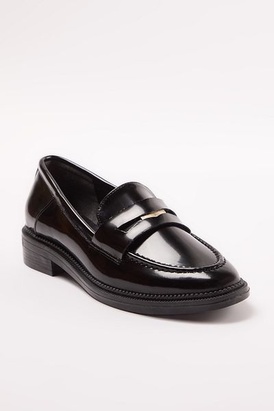 TRENDYOL SHOES Жіночі мокасини з чорною металевою деталлю
TAKAW25LA00006