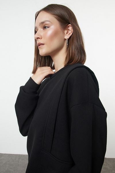 Trendyol Collection Pohodlná mikina z tlustého střihu fleece – černá, s podrobným rukávem, pletená TWOAW25sw00051