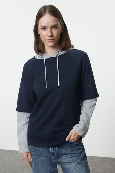 Trendyol Collection Дебел плетен суитшърт - тъмносин цветен блок, извънгабаритна/широка кройка, качулка и детайл на ръкава TWOAW25SW00038