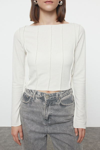 Trendyol Collection Pletená blůza Carmen Collar Ecru se šňůrou – detail prošívání, střih na tělo Twoaw24bz00127