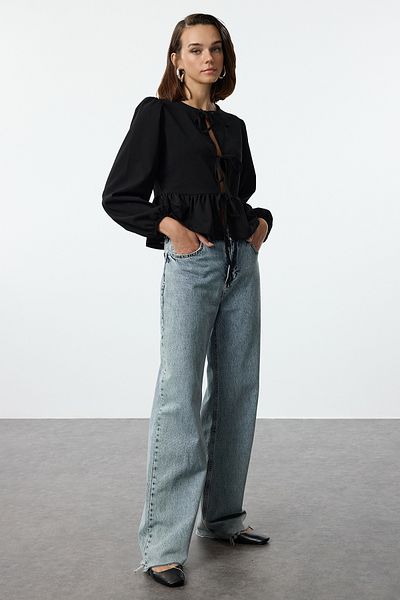 Trendyol Collection Flexible schwarze Strickbluse - RegularFit, Krawattendetails Twoaw25bz00230