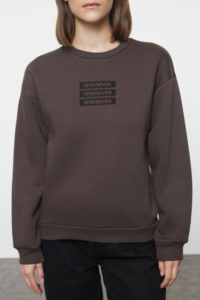 Trendyol Collection Pohodlný střih - hnědá fleecová vyšívaná mikina TWOAW22SW1464