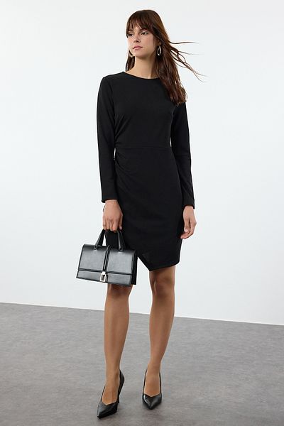 Trendyol Collection Černé mini bodycon šaty se strečovou tkaninou – detail závěsu, vypasované TWOAW25EL00230