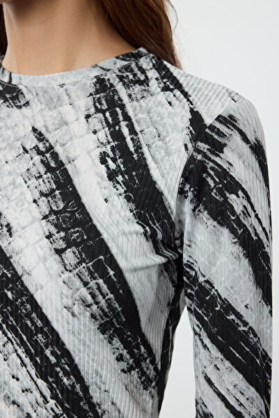 Trendyol Collection Pružná pletená halenka s šedým zebrovým vzorem se šňůrou - kulatý výstřih Twoaw22bz0505