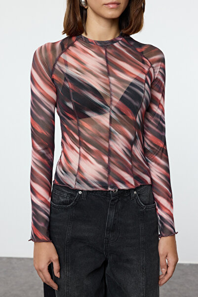 Trendyol Collection Hnědá Slim Fit Crop halenka – abstraktní vzor, ​​detail prošívání, střih na tělo Twoaw25bz00219