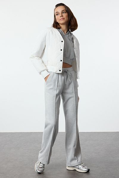 Trendyol Collection Grauer Thessaloniki-Stoff - Weite, gerade Jogginghose mit gerippten Details und Taschen TWOAW24EA00021
