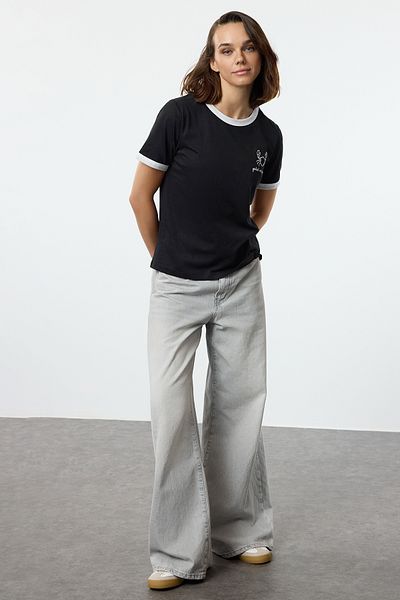 Trendyol Collection Tricou negru, 100% bumbac brodat - Detaliu contrastant, TWOSS24TS00037