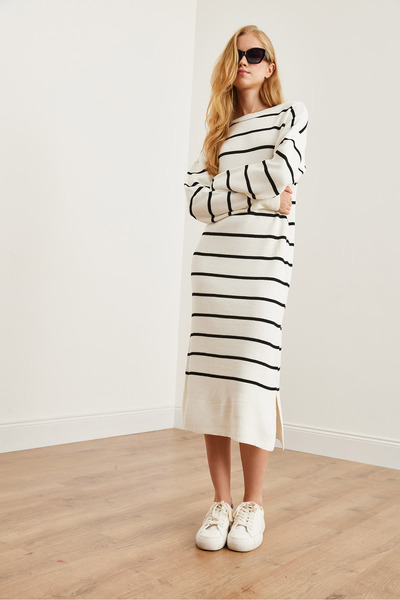 Olalook Kadın Beyaz Bisiklet Yaka Çizgili Yırtmaçlı Kalın Triko Elbise ELB-19002250