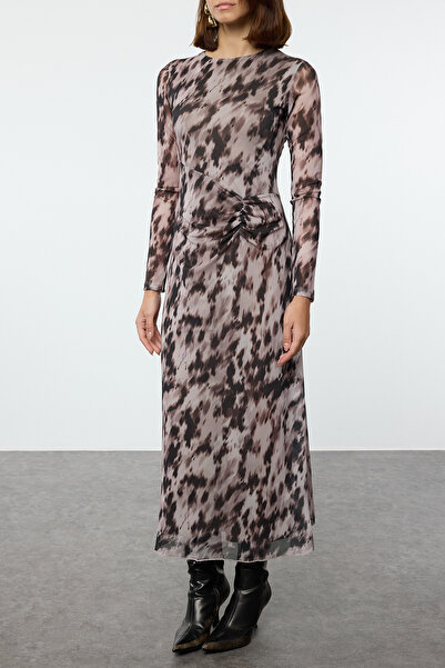 Trendyol Collection Μάξι πλεκτό φόρεμα καφέ με εμπριμέ και ντραπέ λεπτομέρειες TWOAW25EL00408