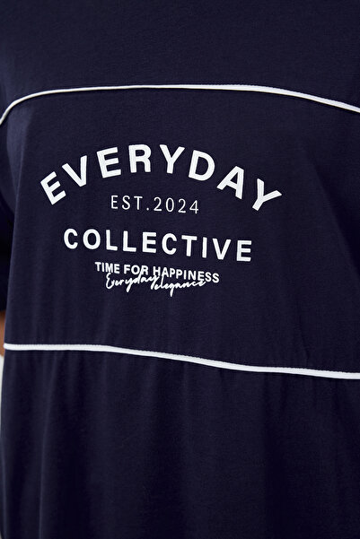 Trendyol Collection Námořnická modrá 100% silná bavlna Color Block Slogan Oversize/Široký střih Pletené tričko TWOSS24TS00132