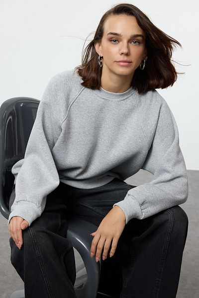 Trendyol Collection Pohodlná tvarovaná šedá melanžová raglánová mikina - Crew Neck, Pletená Twoaw24sw00104