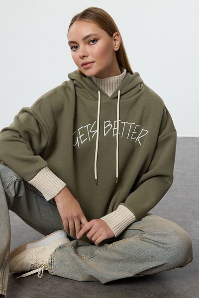 Trendyol Collection Fleece-Sweatshirt mit Kapuze aus Strick in Khaki – dicke Innenseite, Strickband detailliert TWOAW22SW1806