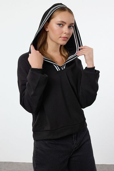 Trendyol Collection Плътен полар от вътрешната страна - черен трикотажен суичър с качулка Twoaw25sw00144