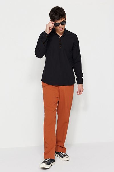 Trendyol Collection Černá košile Slim Fit s převládajícím límečkem – 100% bavlna, poloviční léga, zapínání TMNSS20GO0097