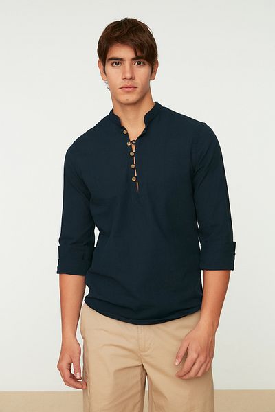 Trendyol Collection Marineblaues Slim Fit-Hemd mit vorspringendem Kragen – 100 % Baumwolle, halbe Knopfleiste, geknöpft TMNSS20GO0097