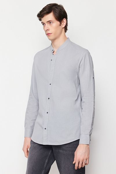 Trendyol Collection Graues Slim-Fit-Basic-Hemd mit Richterkragen und Epauletten aus 100 % Baumwolle TMNSS20GO0188