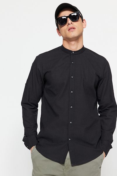 Trendyol Collection Schwarzes Slim Fit-Hemd mit vorherrschendem Kragen – Lange Ärmel mit Schulterklappen TMNSS20GO0188