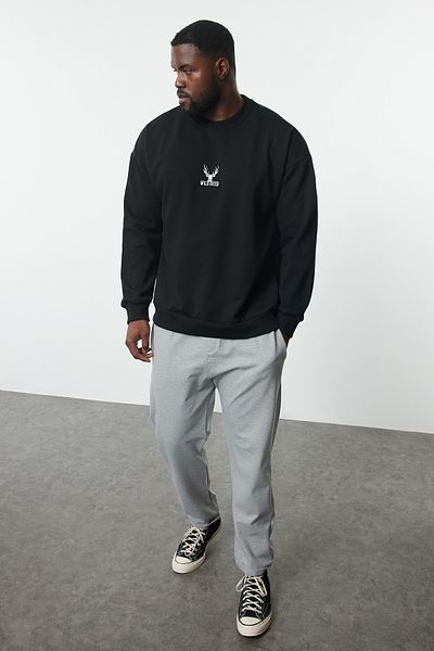 Trendyol Collection Μαύρο φούτερ με λεπτομέρεια κεντήματος σε μεγάλο μέγεθος - Oversize TMNAW25AO00014