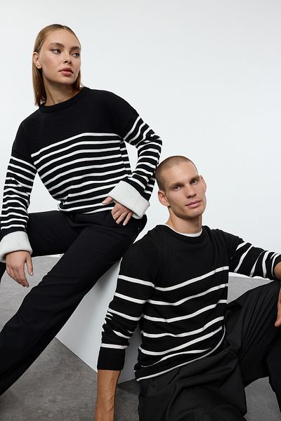 Trendyol Collection Gestreifter schwarzer Strickpullover für Paare – Wide Fit TWOAW23KZ01031