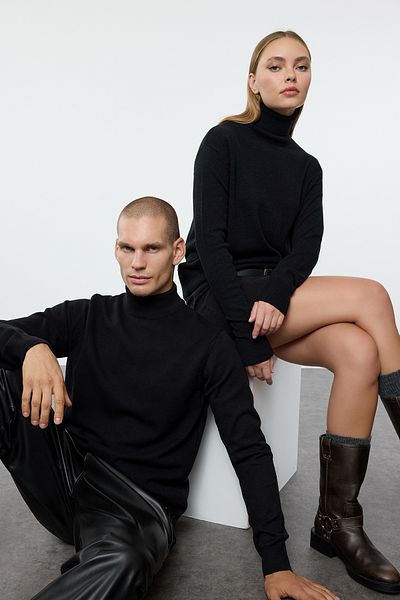 Trendyol Collection Pulover de tricotaj cu gât țesut pentru cuplu de lână neagră TWOAW25KZ00026