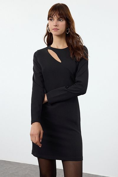 Trendyol Collection Czarna, dopasowana, krótka sukienka z tkaniny z okienkiem TWOAW25EL00164