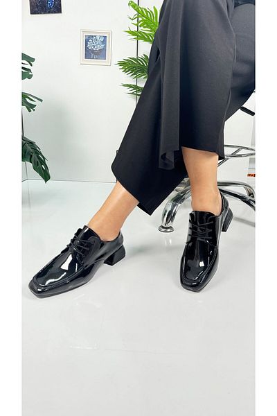 İmerShoes Дамски ежедневни черни лачени мокасини с ток, катарама и шевове, връзки и тъп връх, 1500 г