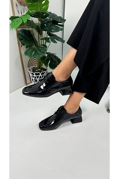 İmerShoes Дамски ежедневни черни лачени мокасини с ток, катарама и шевове, връзки и тъп връх, 1500 г