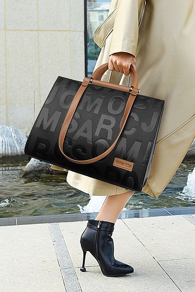 Go Veform Geantă de mână și umăr pentru femei cu imprimeu elegant în relief - neagră WB10058
