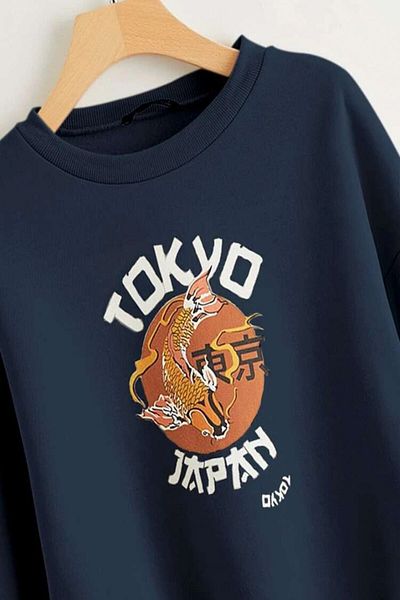 AFROGİYİM Унисекс тъмносин суитчър с големи размери Tokyo с принт